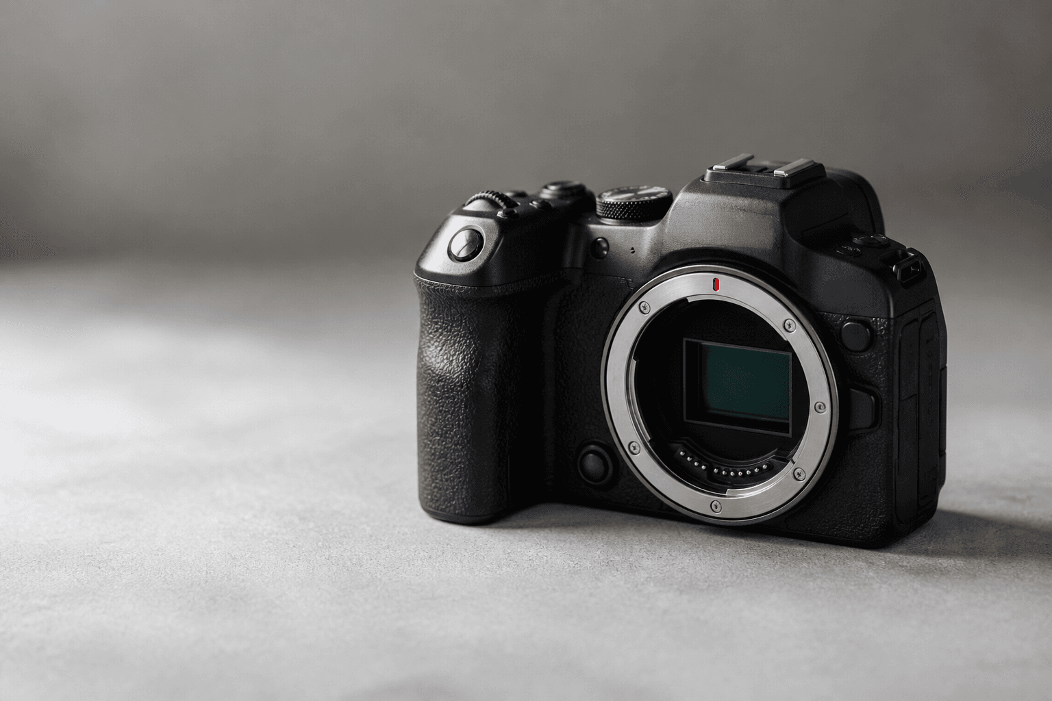 Canon EOS R7 — editorial Titelbild zum APS-C-Flaggschiff-Test