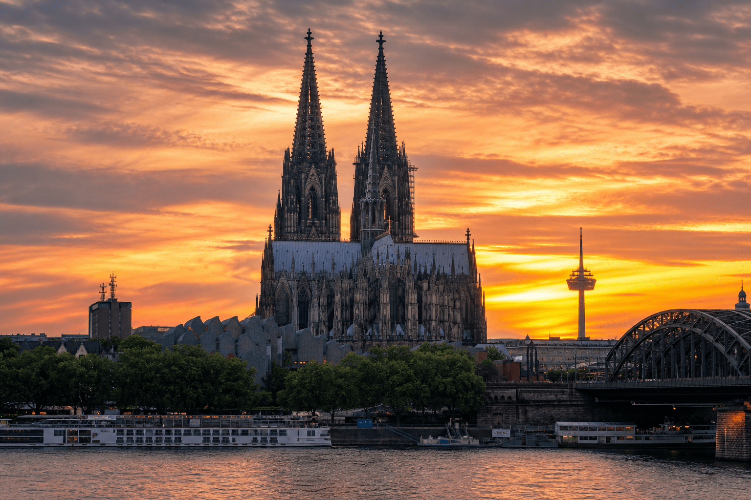 Kölner Dom und Rheinpanorama bei Abendlicht