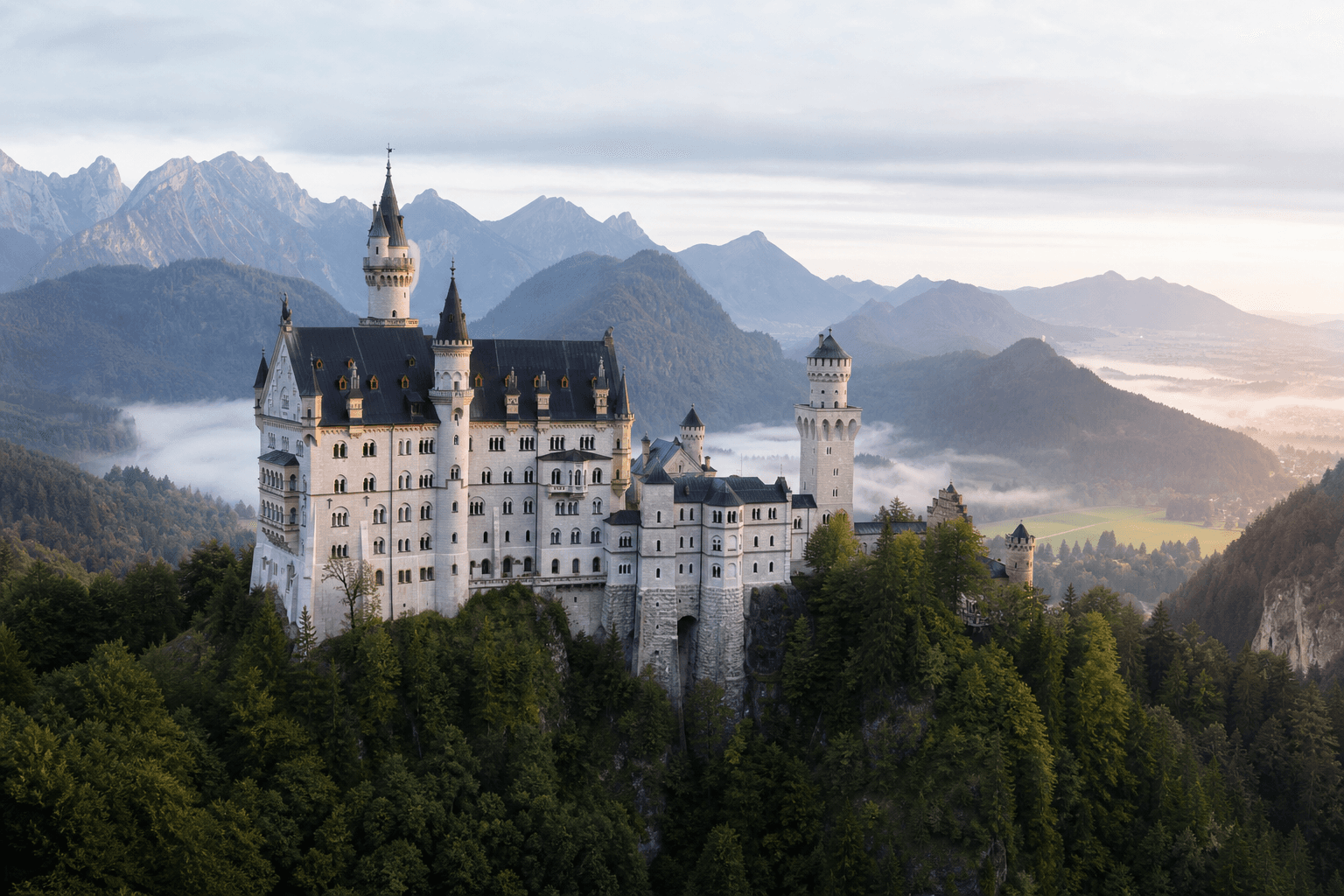 Schloss Neuschwanstein in Bayern vor alpiner Kulisse