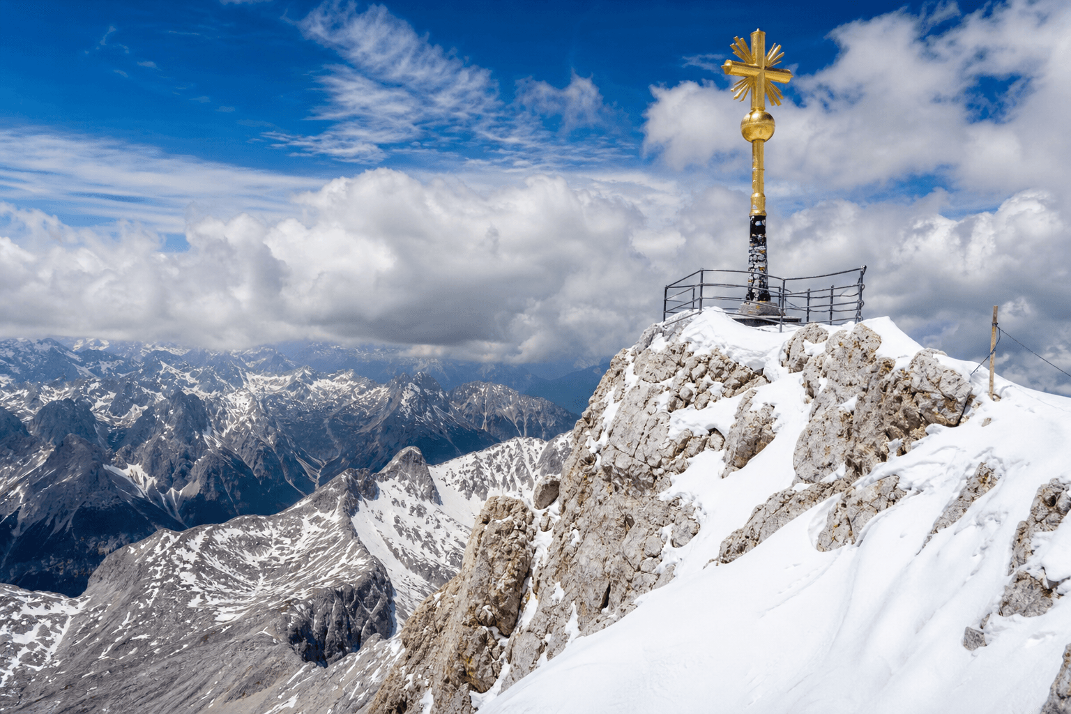 Gipfelkreuz auf der Zugspitze mit Alpenpanorama