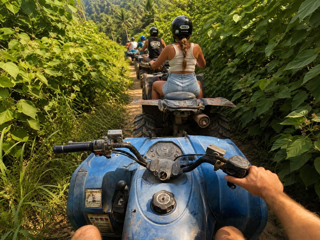 ATV-Fahrt durch den Dschungel — Gruppe auf dem Trail