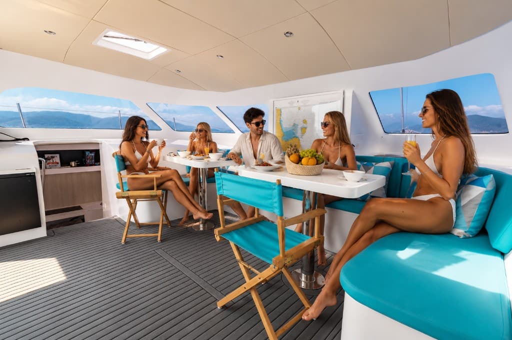 Lounge an Bord der Odyssey — Frühstück und Gespräche mit Meerblick