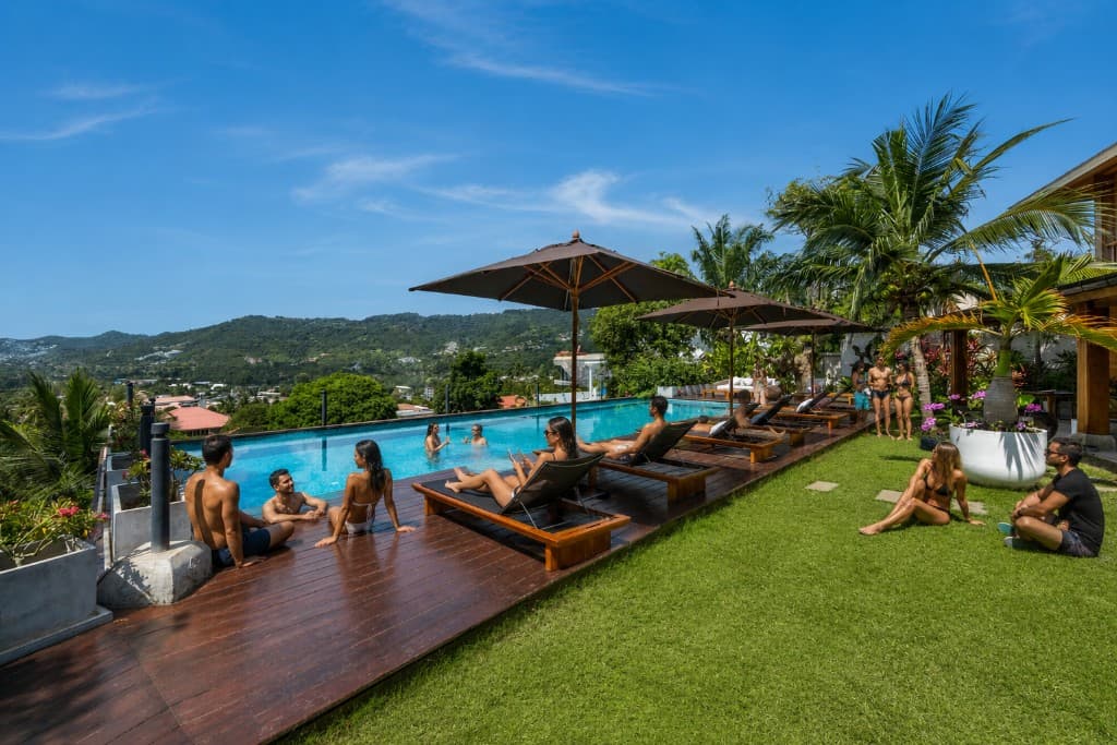 Pool & Entspannung — Gruppe an der Infinity-Pool-Anlage