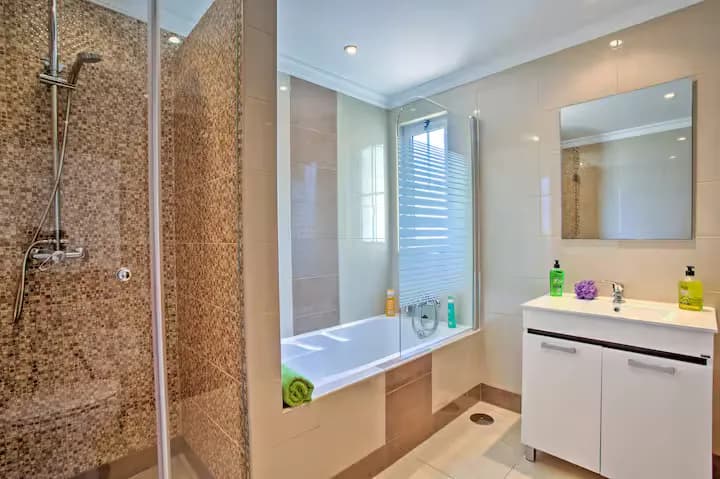 Modernes Badezimmer mit Tageslicht