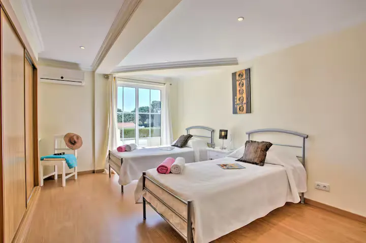 Schlafzimmer in der Villa – hell und großzügig eingerichtet