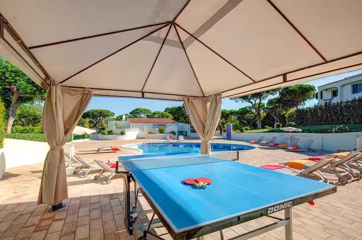 Tischtennisplatte im Außenbereich der Villa