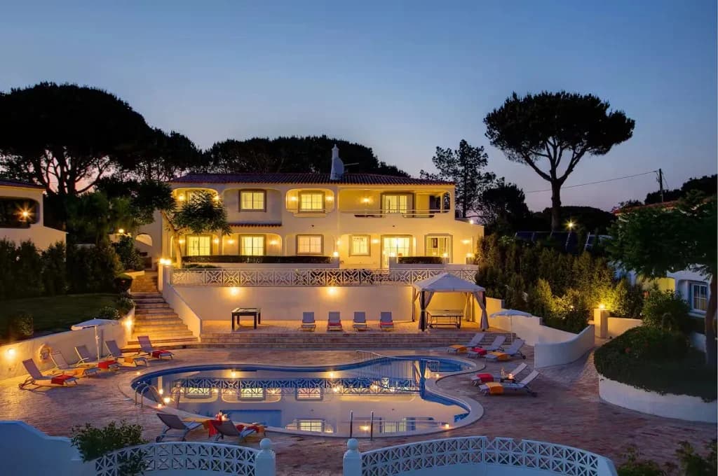 Luxusvilla Faro bei Nacht – Schauplatz der Fitnessreise 2026