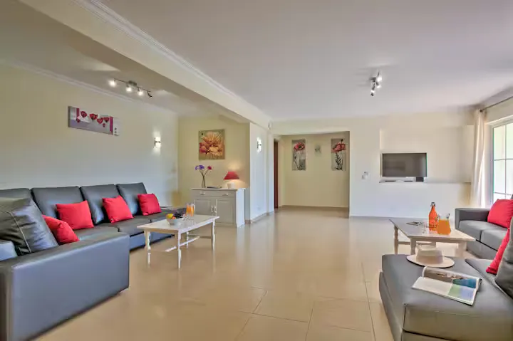 Zweite Lounge-Ecke im Wohnbereich der Villa