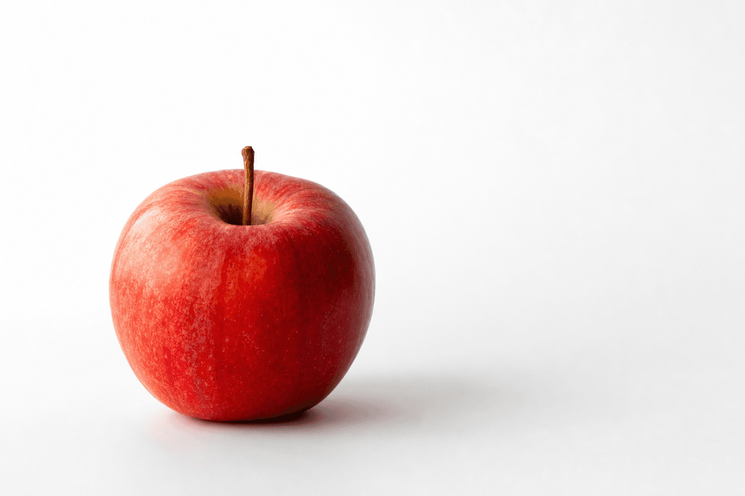 Roter Apfel auf weißem Hintergrund — minimalistische Foto-Idee