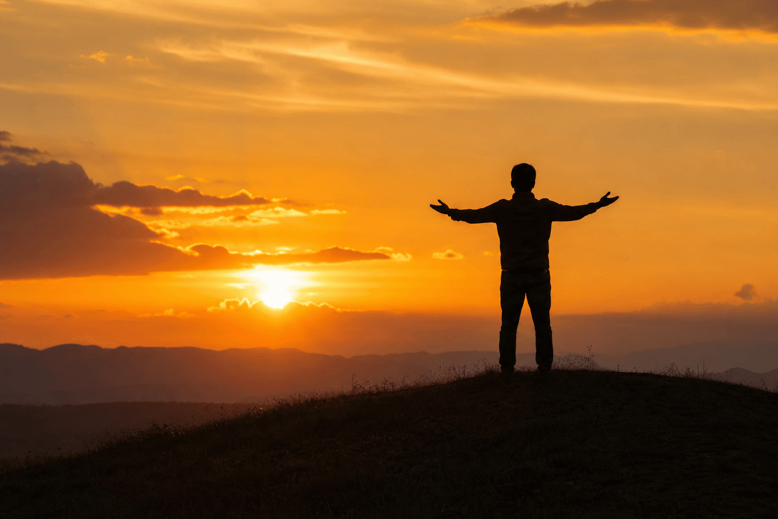 Silhouette einer Person vor Sonnenuntergang