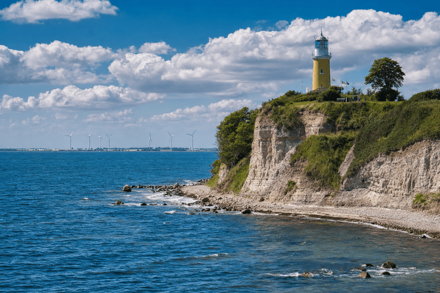 Steilküste und Leuchtturm auf Fehmarn an der Ostsee