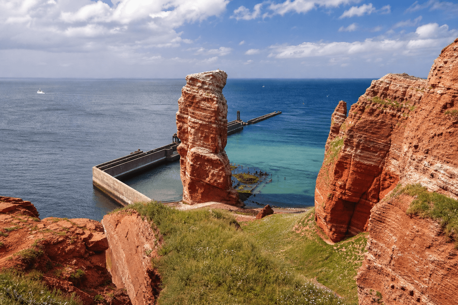 Rote Sandsteinklippen und Lange Anna auf Helgoland
