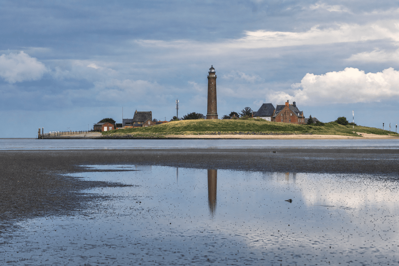 Insel Neuwerk im Hamburger Wattenmeer mit Leuchtturm