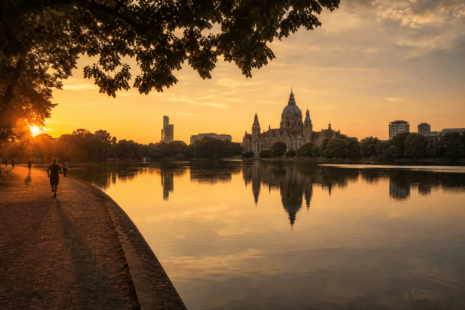 Maschsee Hannover bei Sonnenuntergang mit Skyline