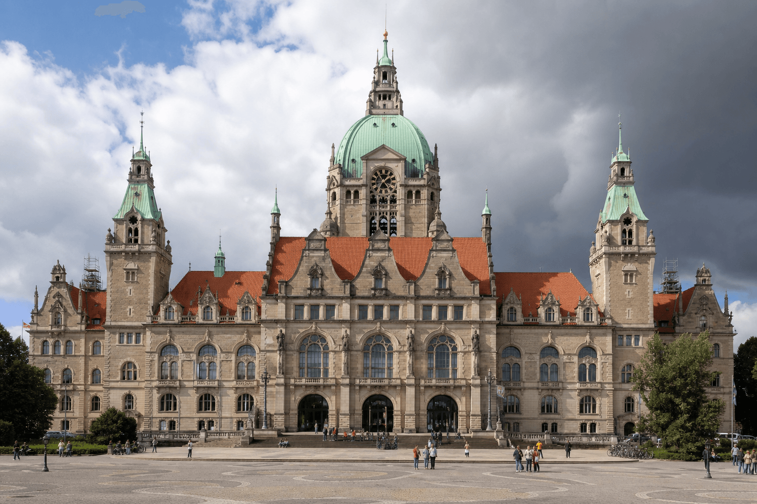 Neues Rathaus Hannover — grüne Kupferkuppel und Backsteinfassade