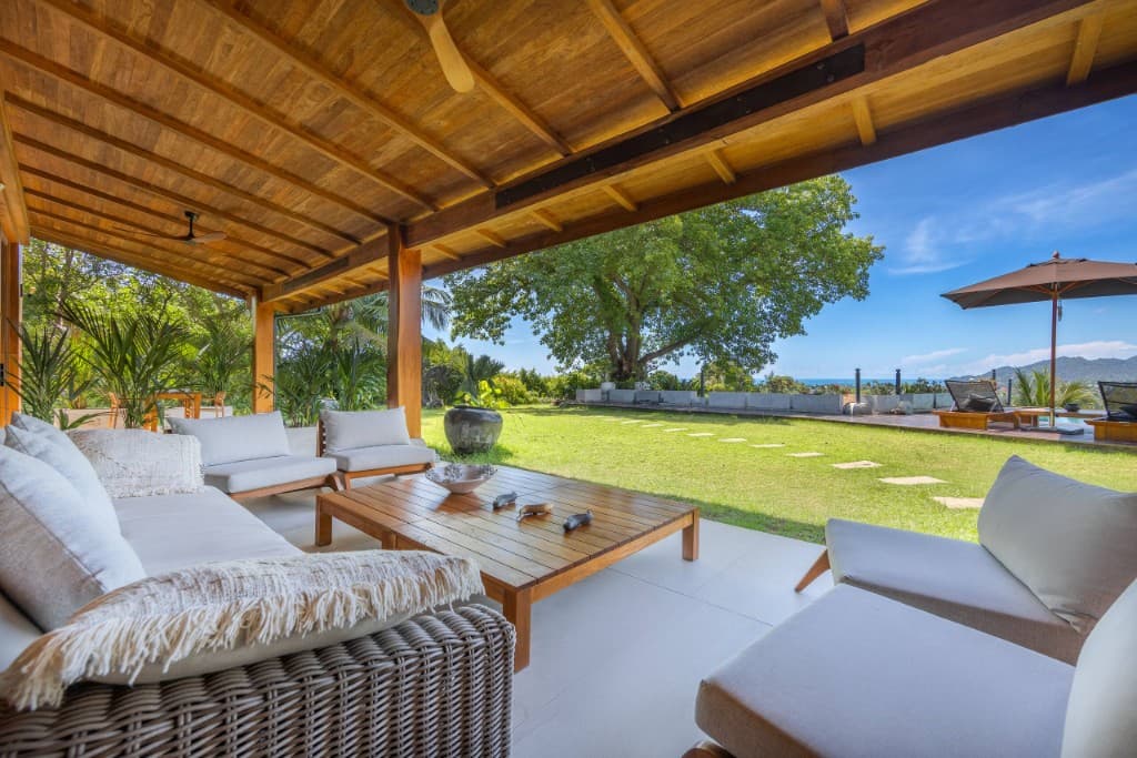 Outdoor-Lounge mit Meerblick auf Koh Samui