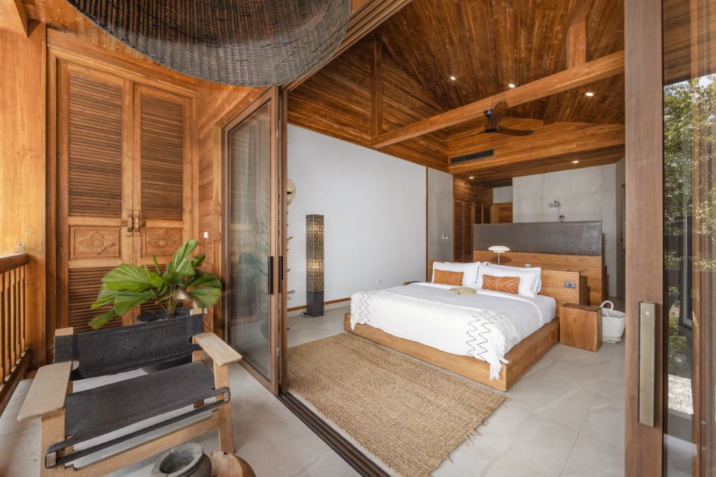 Schlafzimmer mit Balkon und tropischem Ausblick