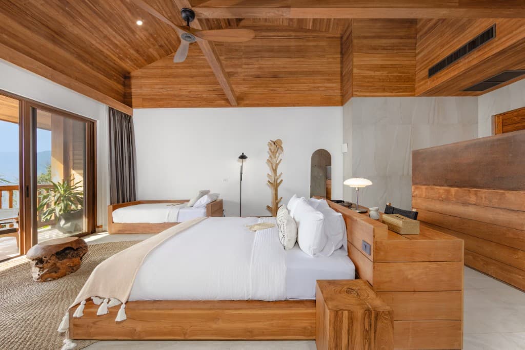Kingsize-Schlafzimmer mit Holzdecke und Klimaanlage
