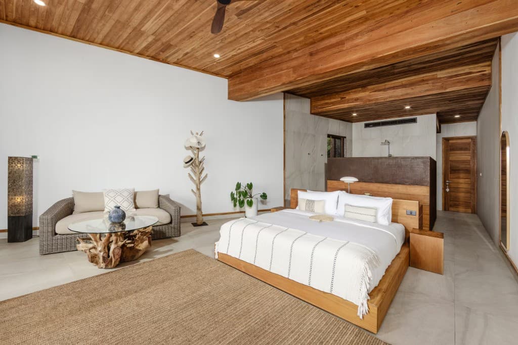 Großzügige Schlafzimmer-Suite mit Holzdecke