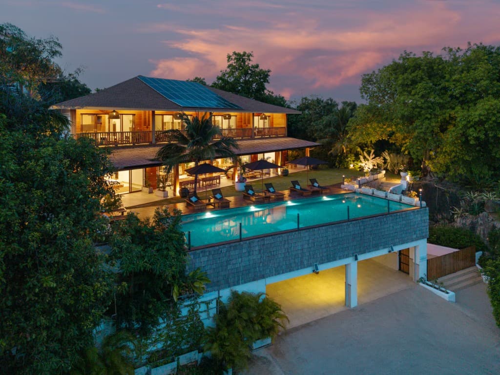 Mangosteen Pool Villa Koh Samui bei Sonnenuntergang — Luftaufnahme