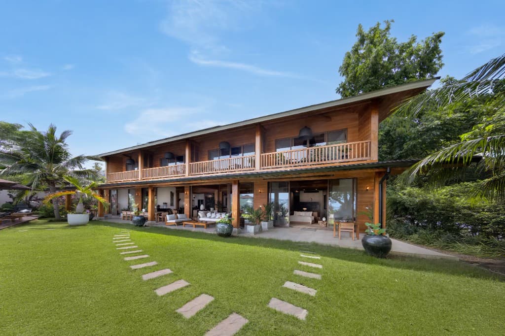 Mangosteen Pool Villa — Außenansicht mit Garten