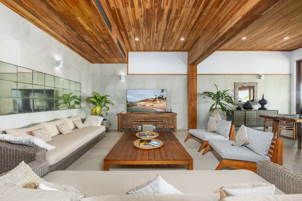 Wohnzimmer mit großer Lounge und Smart-TV