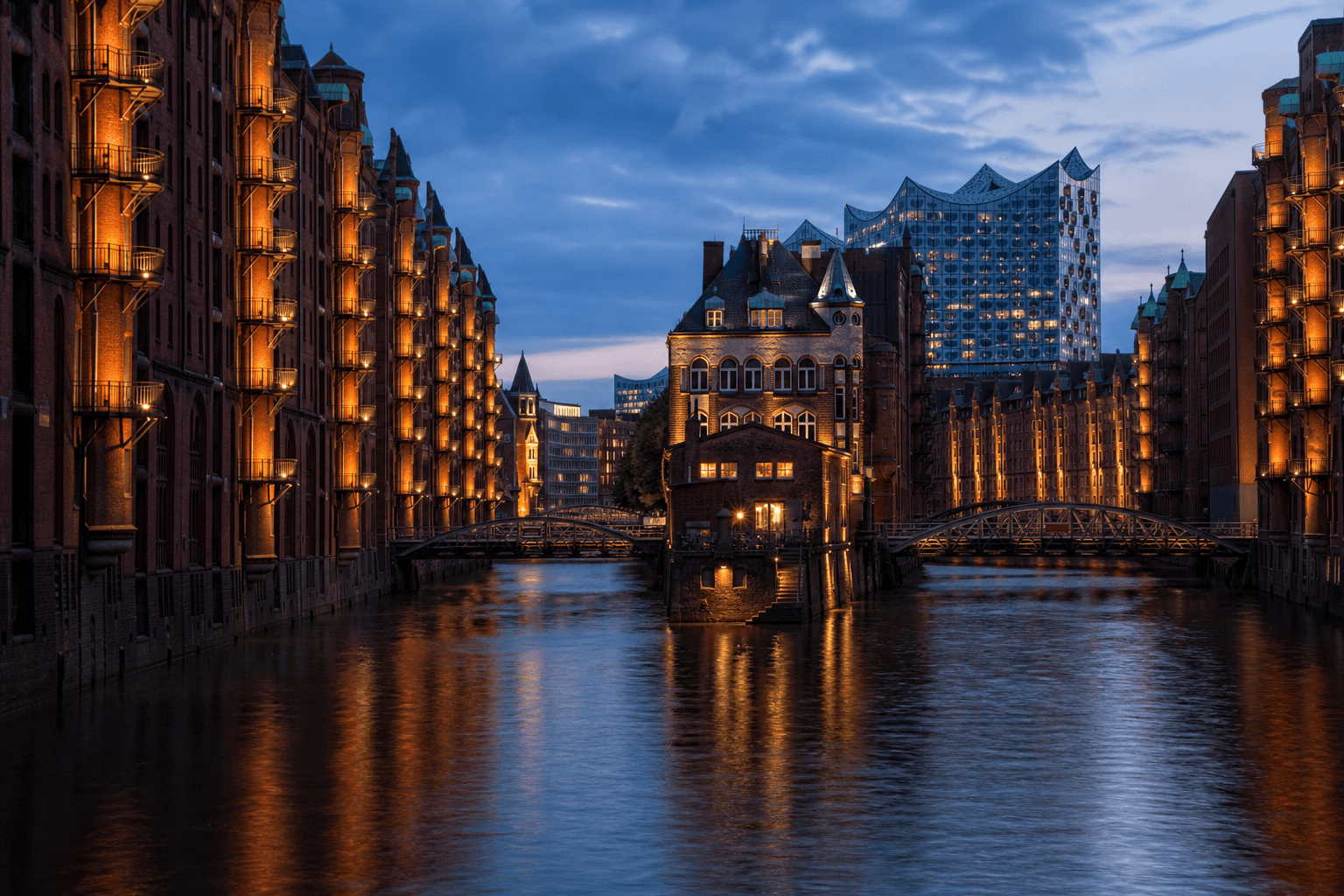 Hamburg Speicherstadt bei Blauer Stunde