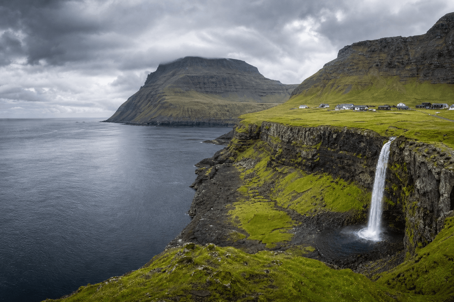 Island Traumreiseziel — Wasserfall und dramatische Landschaft