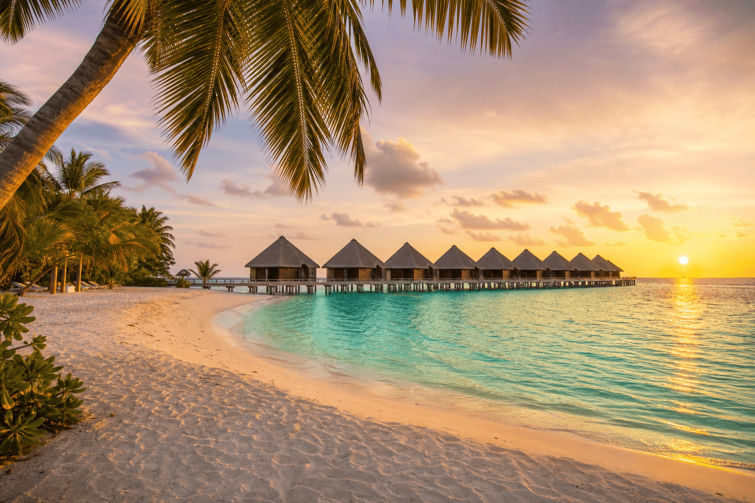 Malediven Traumreiseziel — Overwater-Bungalow und türkisfarbenes Lagunenwasser