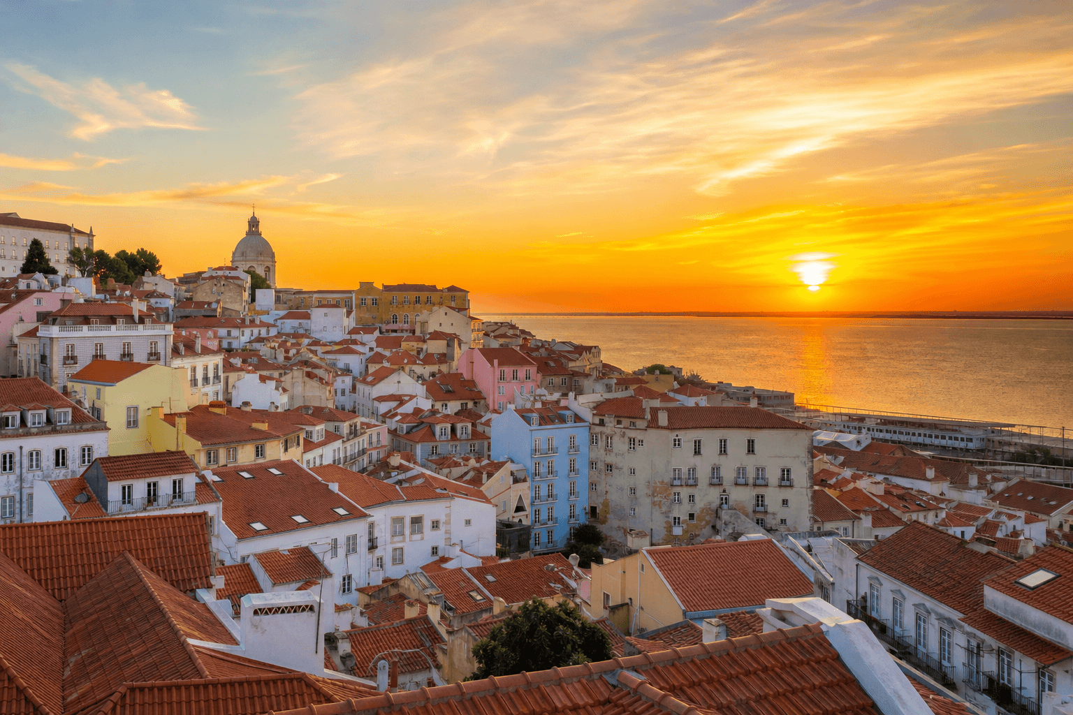 Portugal Traumreiseziel — Lissabon Alfama bei Sonnenuntergang