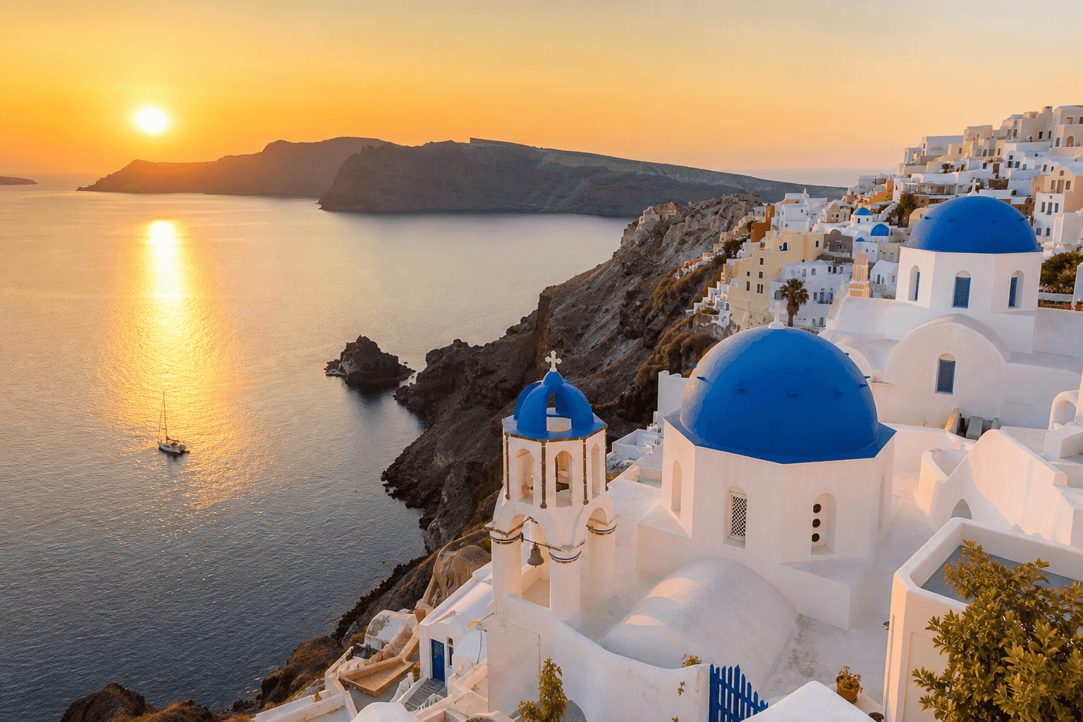 Santorini Traumreiseziel — weiße Häuser mit blauer Kuppel über der Caldera