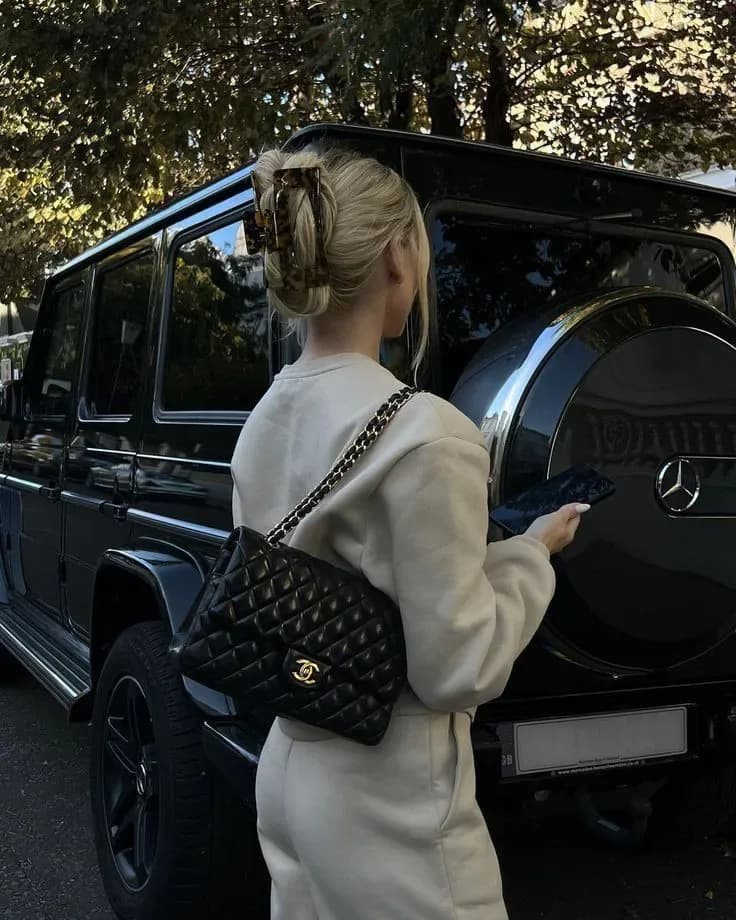 Schwarze G-Class vor einer mediterranen Villa im Abendlicht