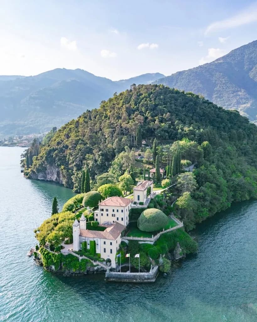 Historische Villa auf einer Halbinsel am Comer See aus der Vogelperspektive