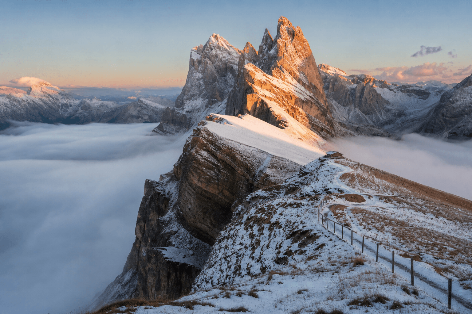 Dolomiten — Seceda mit erstem Schnee und Nebel im Tal