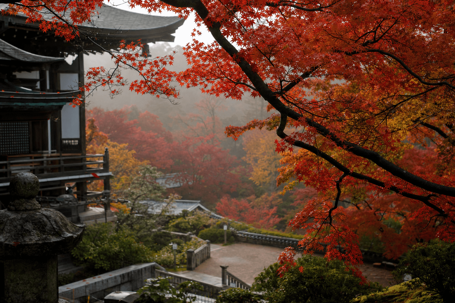 Japan — Kyoto Tempel mit rotem Herbstlaub Koyo