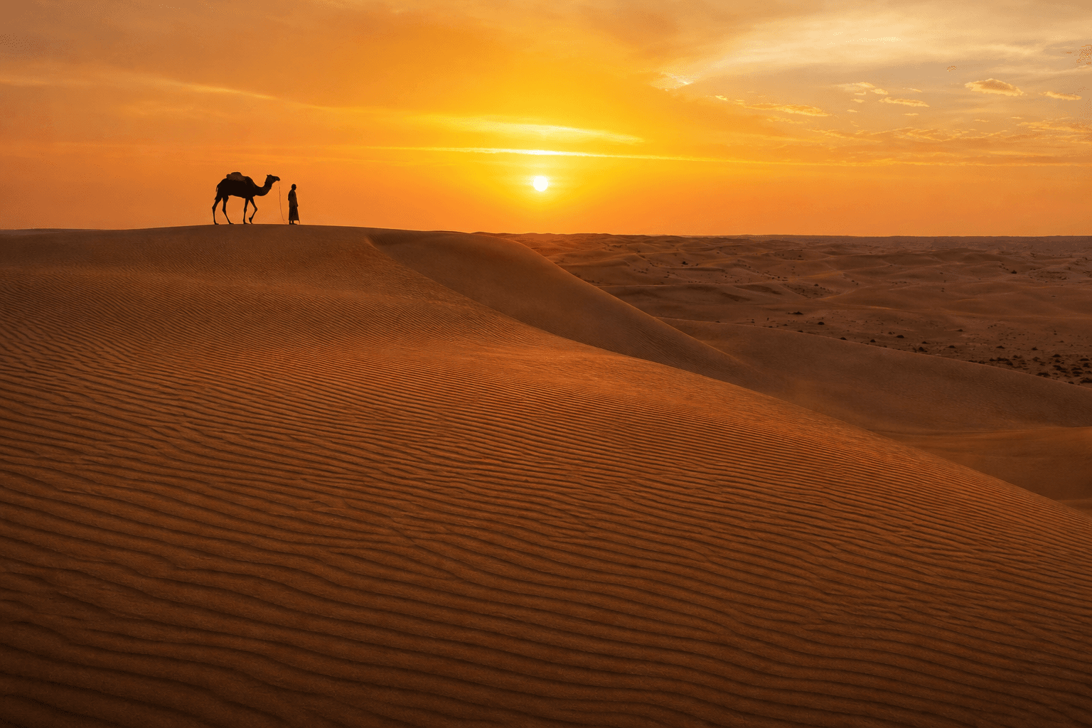Oman — Wahiba Sands Wüstendünen bei Sonnenuntergang