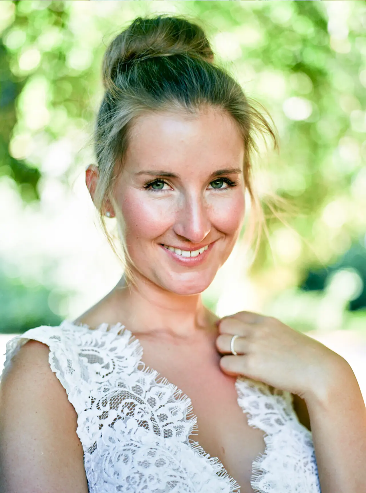 Emotionale Hochzeitsfotografie - Portrait einer Braut mit natürlichen Emotionen